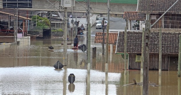 Moradores de Rio do Sul tiveram casas alagadas pela chuva (Foto: James Tavares/ Divulgação)