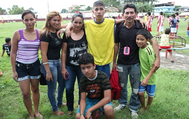 Franklin Wassis e família Peneira Chacarita Juniors Manaus (Foto: Adeilson Albuquerque)