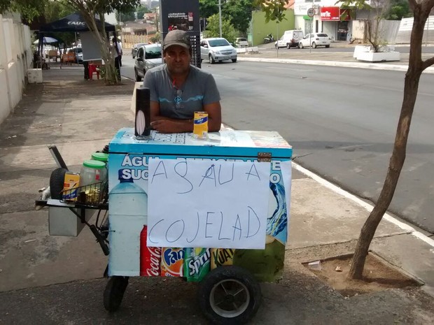 Luís Carlos da Silva vende água congelada em frente à Escola Estadual Presidente Médici (Foto: Carlos Palmeira/ G1)
