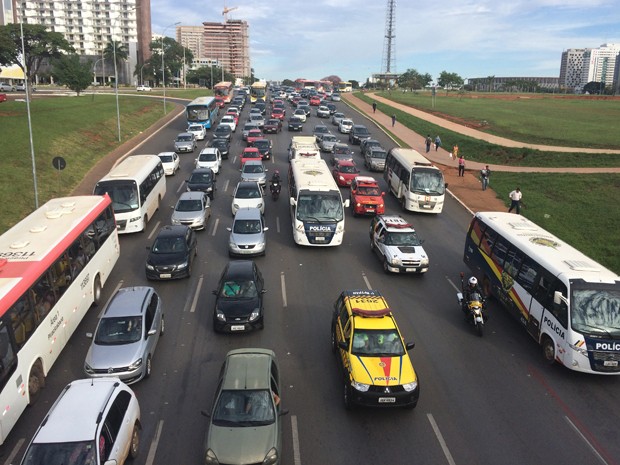 Congestionamento no Eixo Monumental provocado por protesto da Frente Nacional de Luta  (Foto: Luciana Amaral/G1)