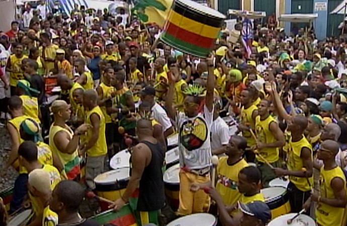 Olodum agita o Pelourinho durante os jogos do Brasil (Foto: Reprodução / TV Bahia)
