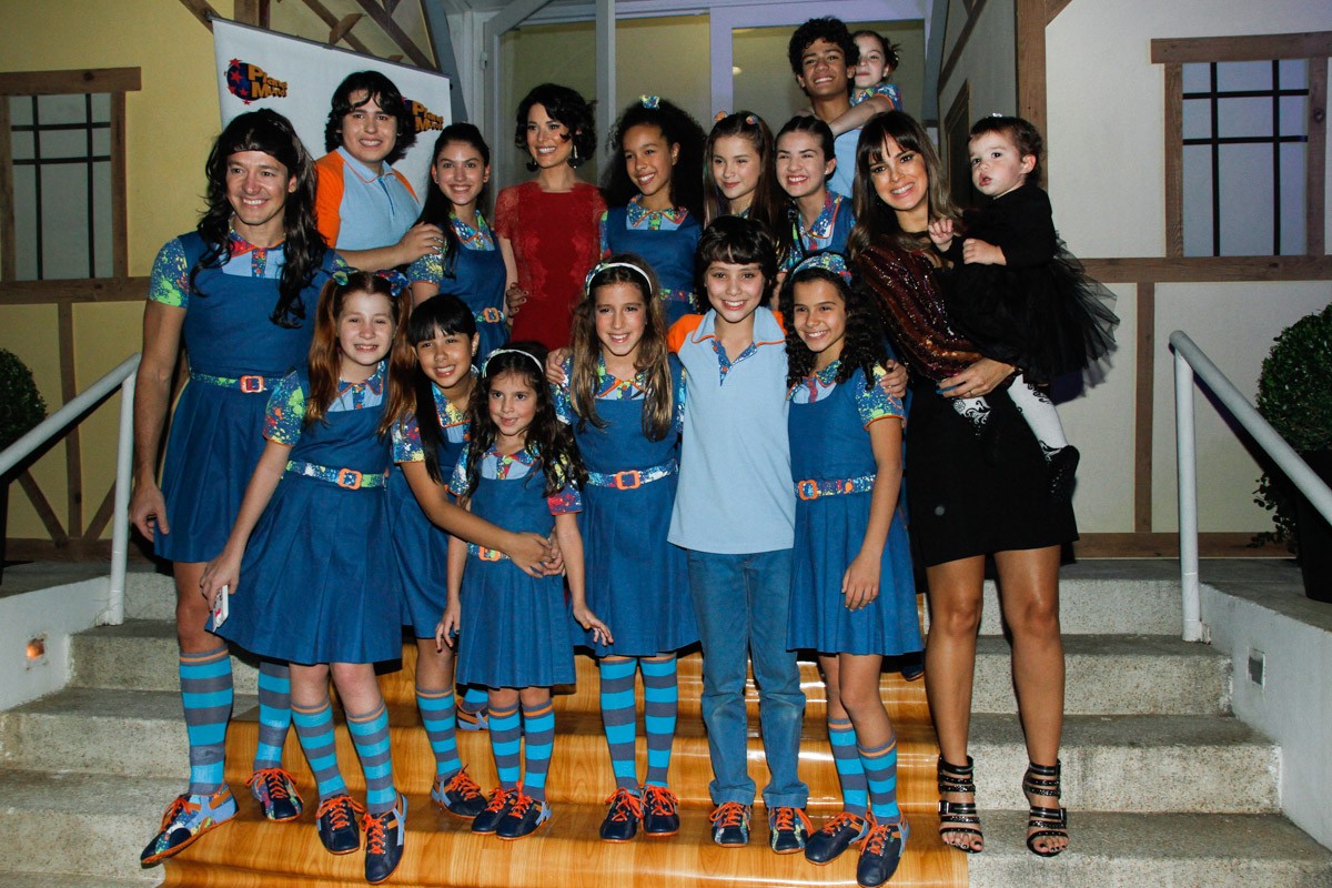 Rodrigo Faro com suas filhas e algumas atrizes da novelinha 'Chiquititas' (Foto: Photo Rio News)