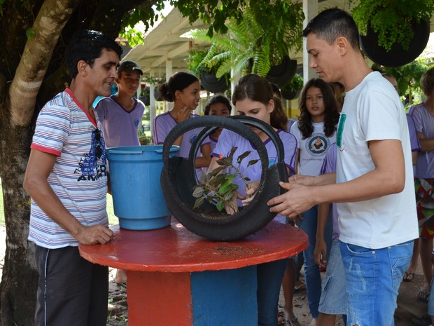 Estudantes ficam atentos às orientações para transformar pneus em vasos (Foto: Fernanda Bonilha/G1)