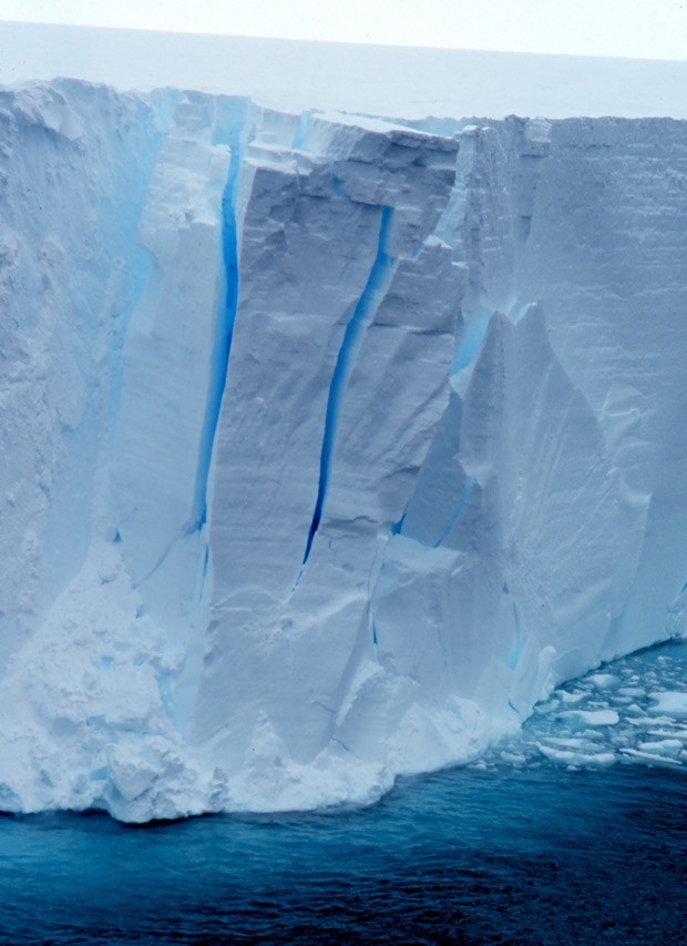 Capa de gelo flutuante na região da Antártida, já com rachaduras. (Foto: Michael Van Woert / NOAA /  Divulgação)