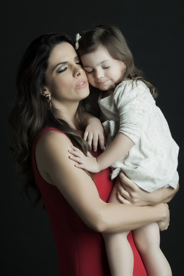 Mariana Leão com a filha Luísa, de três anos (Foto: Fernanda Simão / Divulgação)