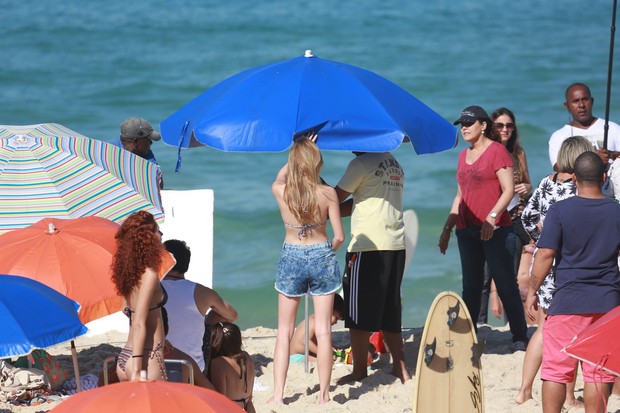 Isabelle Drummond grava na praia (Foto: AgNews/Dilson Silva)