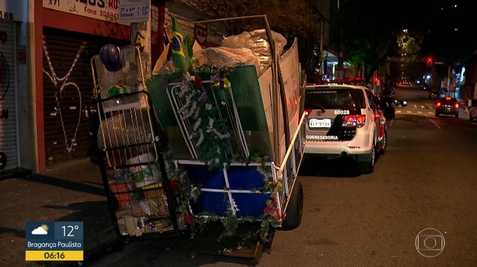 Carrocinha ficou abandonada no local do crime após morte do morador de rua (Foto: Reprodução/TVGlobo)