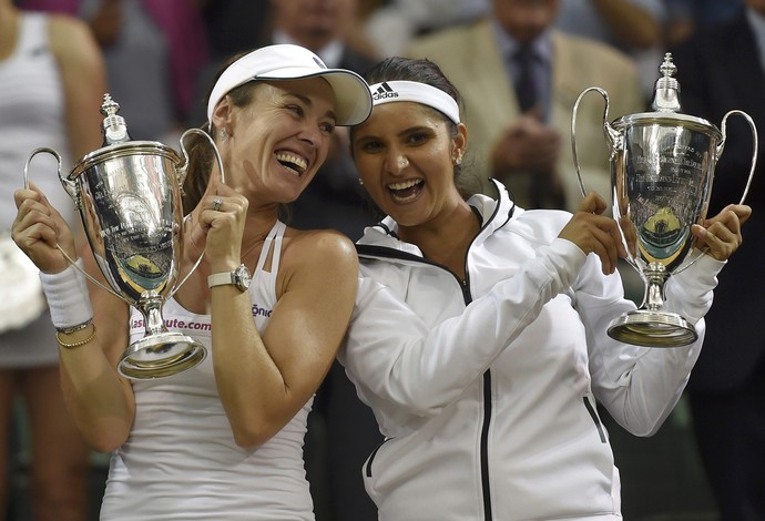 Martina Hingis e Sania Mirza comemoram título de Wimbledon (Foto: REUTERS/Toby Melville)