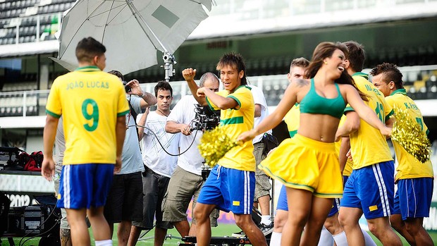 Neymar grava clipe na Vila Belmiro (Foto: Marcos Ribolli / Globoesporte.com)