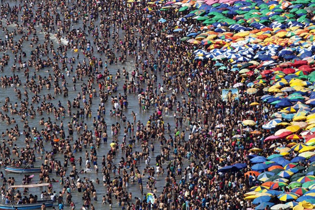 Até 40 mil pessoas frequentam Agua Dulce num dia de verão (Foto: AP Photo/Rodrigo Abd)