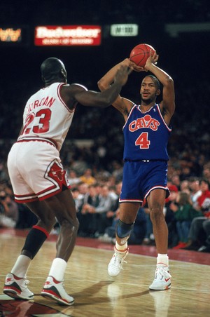 Ron Harper e Michael Jordan Cleveland Cavaliers x Chicago Bulls (Foto: Getty Images)