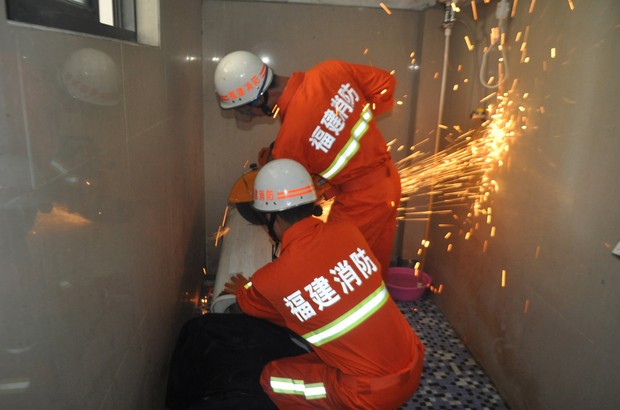 Equipe de seis bombeiros levou cerca de 40 minutos para conseguir livrar o homem do incômodo (Foto: Reuters)