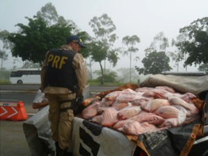 Polícia Rodoviária Federal apreende 700 kg de carne clandestina na BA (Foto: Reprodução / TV Bahia)
