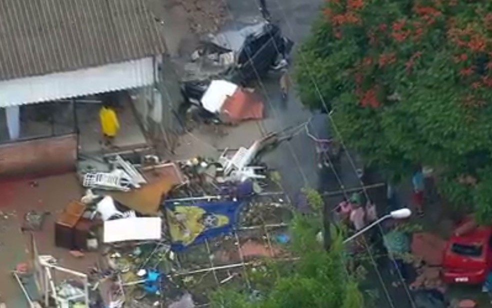 Desabamento atingiu carros e deixou pessoas feridas (Foto: TV Globo/Reprodução)