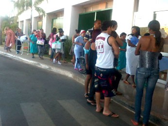 Pacientes do setor de obstetrícia foram levadas para o lado de fora do hospital (Foto: Isabella Formiga/G1)