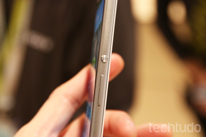 Detalhes da lateral do Xperia XA (Foto: Fabrício Vitorino/TechTudo) Detalhes da lateral do Xperia XA (Foto: Fabrício Vitorino/TechTudo)