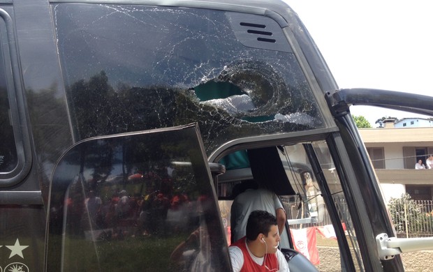 Ônibus com torcedores do Inter são apedrejados antes de chegar a Caxias (Foto: Tomás Hammes/GLOBOESPORTE.COM)