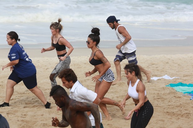 Aline Riscado faz treino funcional na praia (Foto: Dilson Silva/ Ag. News)