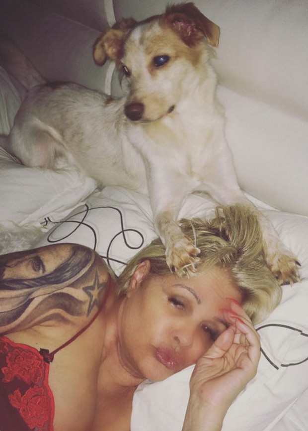 Ego Monique Evans Posta Foto Com Cara De Sono E Mostra Unhas Da Cachorra Not Cias De Famosos