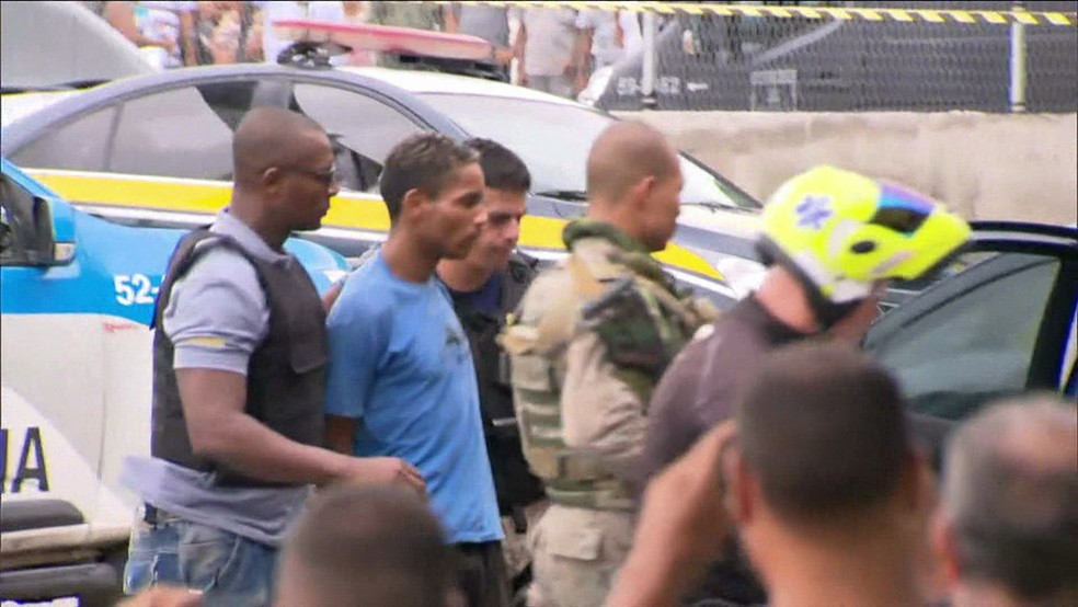 Homem que fez 30 passageiros reféns se entrega a polícia (Foto: Reprodução / Globonews)