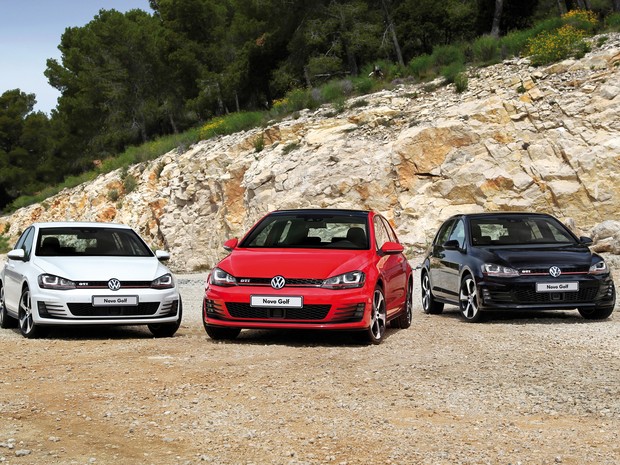 Golf GTI teve poucas alteraÃ§Ãµes para a linha 2016 (Foto: DivulgaÃ§Ã£o)