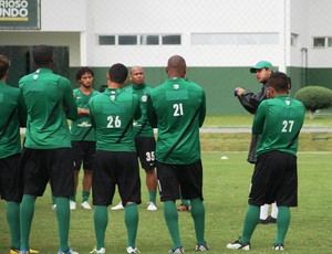 Marquinhos Santos conversa com a equipe do Coritiba antes do treino de quinta (Foto: Divulgação / Site oficial do Coritiba)