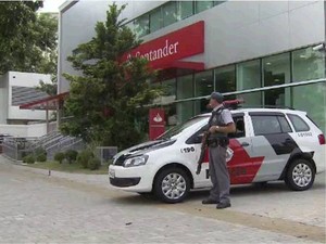 Criminosos invadem banco e roubam cofre no centro de São José  (Foto: Reprodução/ TV Vanguarda)