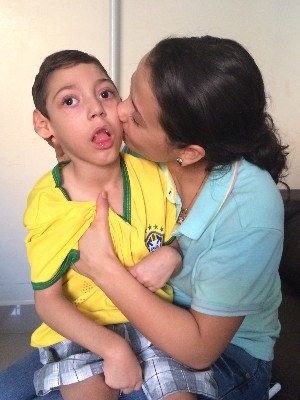 Patrícia conseguiu que estado custeasse Canabidiol para tratamento do filho, em Goiânia, Goiás (Foto: Vitor Santana/G1)