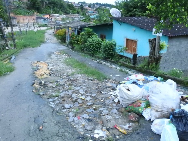 Com a rua esburacada, o serviço de coleta de lixo fica prejudicado (Foto: Ive Rylo/G1AM)