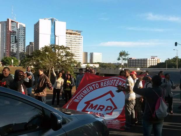 Integrantes do Movimento Resistência Popular fecham via em frente à Secretaria de Fazenda do DF, no Setor Bancário Norte (Foto: MRP/Divulgação)
