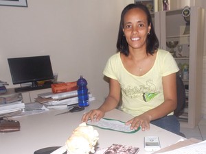 Olívia Costa, diretora do Colégio Estadual Humberto Castelo Branco (Foto: Henrique Mendes / G1)