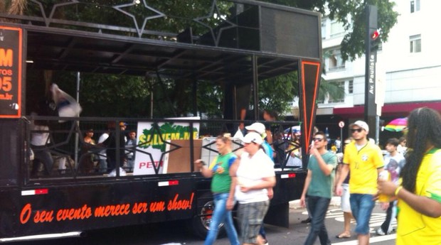 Carros de som começam a ser desmontados na Avenida Paulista. Manifestantes estão deixando o local (Foto: Thais Lazzeri/ÉPOCA)