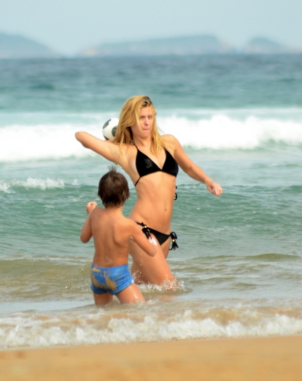 Carolina Dieckmann vai  praia em Bzios, RJ (Foto: MARCELO DUTRA/PHOTO RIO NEWS)