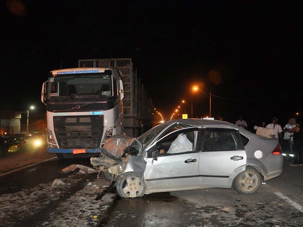 Carro bate de frente com caminhão e motorista morre em Eunápolis, no sul da Bahia  (Foto: Divulgação/Blog Radar 64)