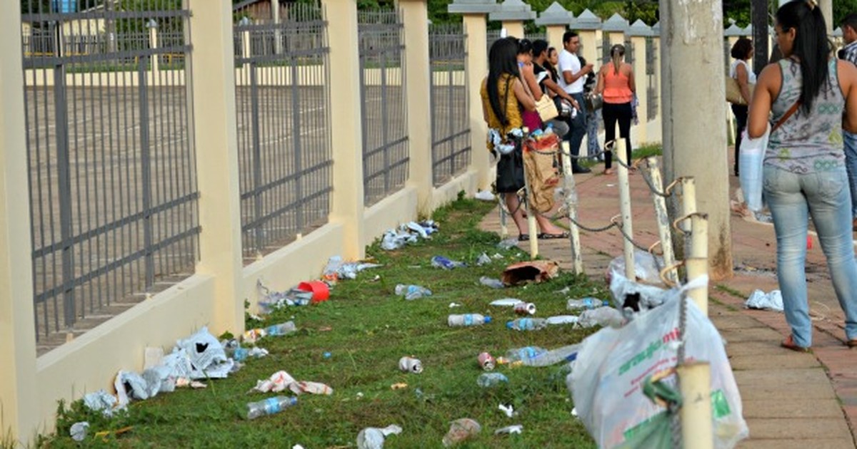 G1 Prefeitura faz operação para recolher lixo em locais de prova do