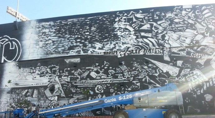 Arena Corinthians ganha grafites sobre o clube em muro de entrada