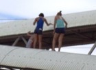 Meninas se arriscam e andam em teto de passarela no Tocantins (Flaviano Barbosa Santana Coutinho)