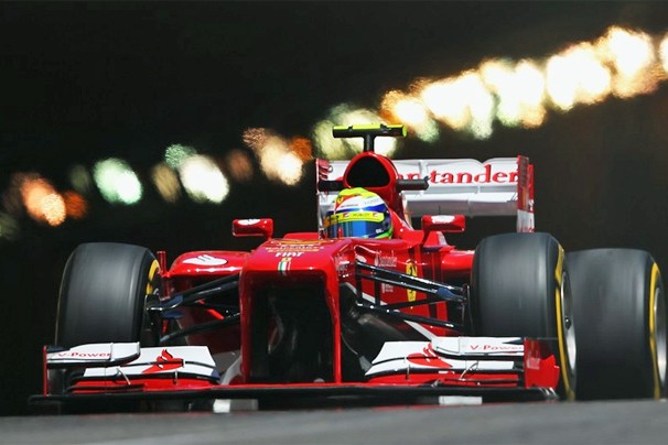 Felipe Massa desfila sua Ferrari pelas ruas do Principado de Mônaco, onde corre neste fim de semana (Foto: France Presse)