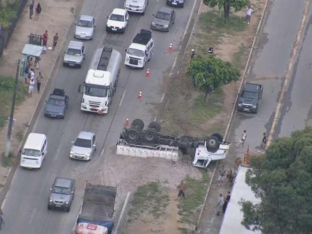 Caminhão tomba na BR-101 em Igarassu, PE (Foto: Reprodução / TV Globo)