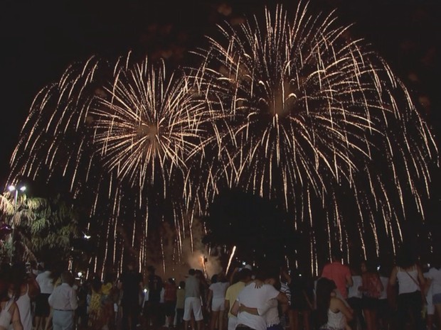 Ano Novo Show em Rio Preto teve queima de 15 minutos de fogos (Foto: Reprodução/TV TEM)