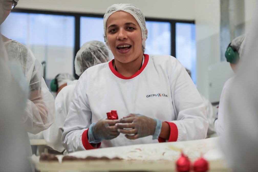 Patrícia Nascimento, 26 anos, começou como temporária embalando ovos e há 4 anos trabalha na produção do Cherry Brandy (Foto: Fábio Tito/G1)