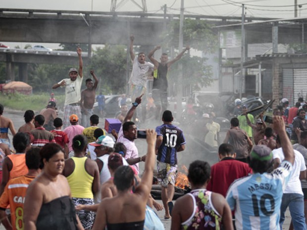 Manifestantes interrompem o trânsito na Avenida Recife (Foto: Bobby Fabisak/JC Imagem)