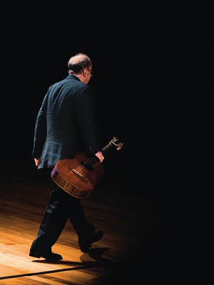 O CANTOR SAI DE CENA... O músico João Gilberto. Agora ele divide com Daniel Dantas a administração da própria obra (Foto: Tuca Vieira/Folhapress)