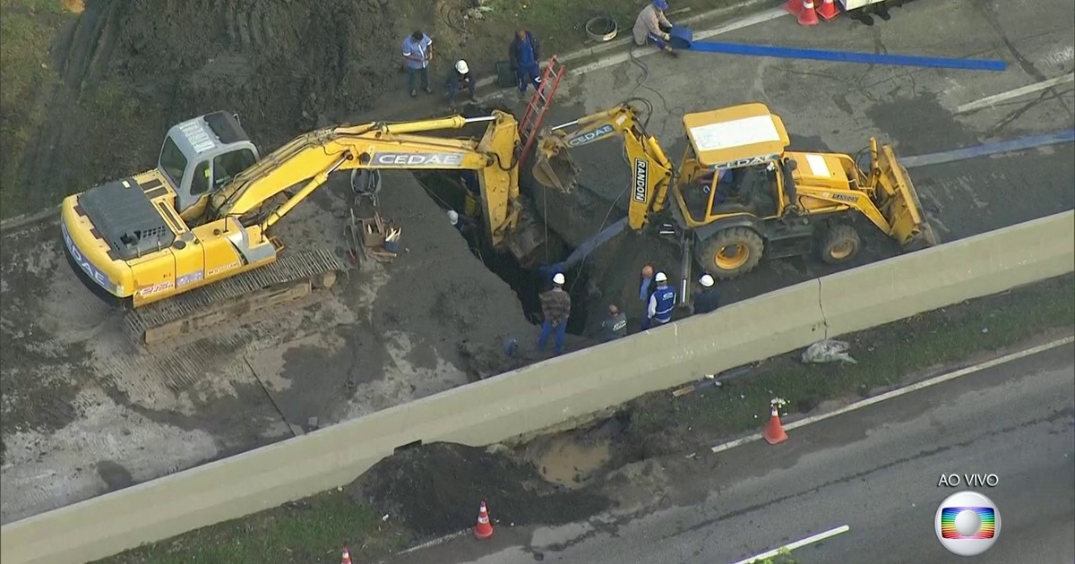 G1 - Buraco na Av. Ayrton Senna causa transtornos na Barra da Tijuca