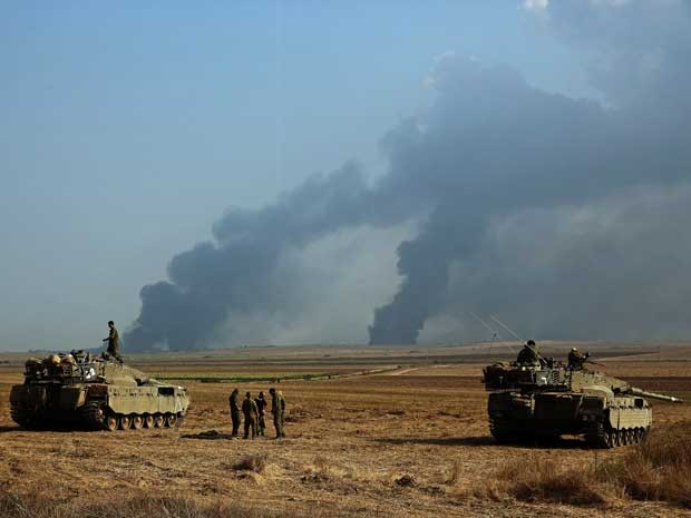 Imagem a partir do lado israelense da fronteira com a Faixa de Gaza mostra fumaça que saía do território palestino. (Foto: Menahem Kahana / AFP Photo)