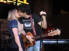 Rafael Almeida beija noiva durante show e fala de música dedicada a ela