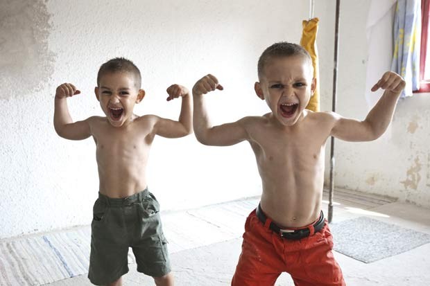 Claudiu (esquerda) e Giuliano exibem seus músculos. (Foto: Barcroft Media/Getty Images)