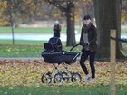 Kate Middleton passeia com George em parque londrino