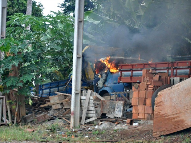 Caminhão é incendiado em Campo Grande (Foto: Tatiane Queiroz/ G1MS)