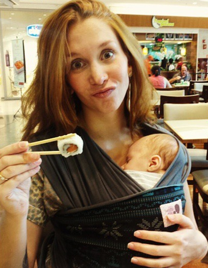 Olha que fofura o Arthur ainda pequeninho no restaurante japonês com a mamãe Marina (Foto: Arquivo pessoal)